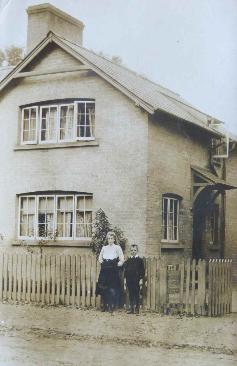 3 Stockton Cottages, Church Lane, Nov 7th 1910 with (probably) William and Olive Rayner. Source: Audrey King, copy photo by Howard Slatter, March 2017.