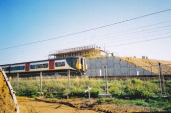 Constructing the busway bridge to Addenbrooke’s Hospital over the main railway line, autumn 2007.