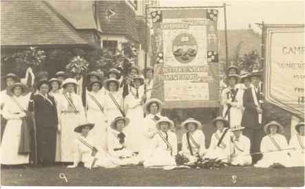 Cambridge Alumnae banner in procession, 1912. Newnham College Archives.