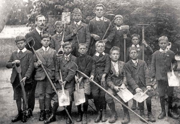 Percy Robinson and schoolboys, ready to work on their allotments (reproduced in Trumpington Past & Present, p. 45). Cambridgeshire Collection (Stephen Brown).