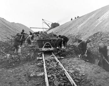 Coprolite digging in Trumpington during World War I, hand loading coprolites into trucks, c. 1917-18. Photo: Courtesy of Henry Boot and Son.