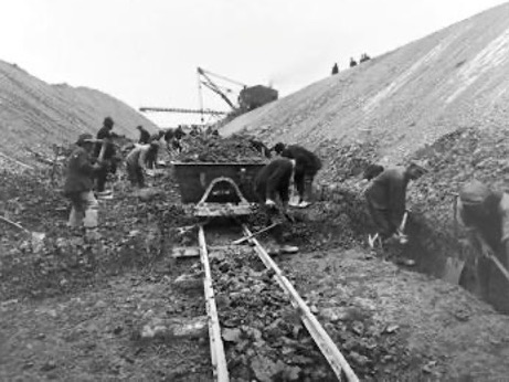 Figure 12: Coprolite diggings at Trumpington during World War 1, with an early dragline in the background. Photo: Courtesy of Henry Boot and Son. Copy from Bernard O'Connor.