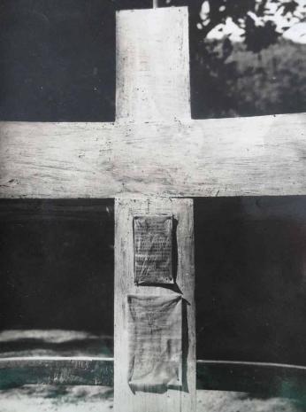 Stanley H. Goodwin, wooden cross marking the mass grave at Buddhist monastery in Mewaing, 1946. Source: https://frontiermyanmar.net/en/in-remembrance-wwii-descendants-seek-closure-in-yangon