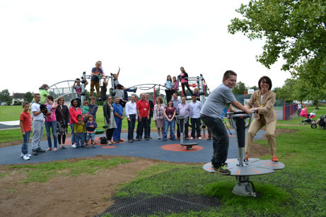 Opening of electronic play space on King George V Playing Field by Councillor Sheila Stuart, Mayor of Cambridge, 1 August 2012. Photo: Wendy Roberts.