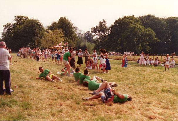 Competitors in the tug of war in the grounds of Trumpington Hall, Trumpington Medieval Weekend, 16-18 June 1989