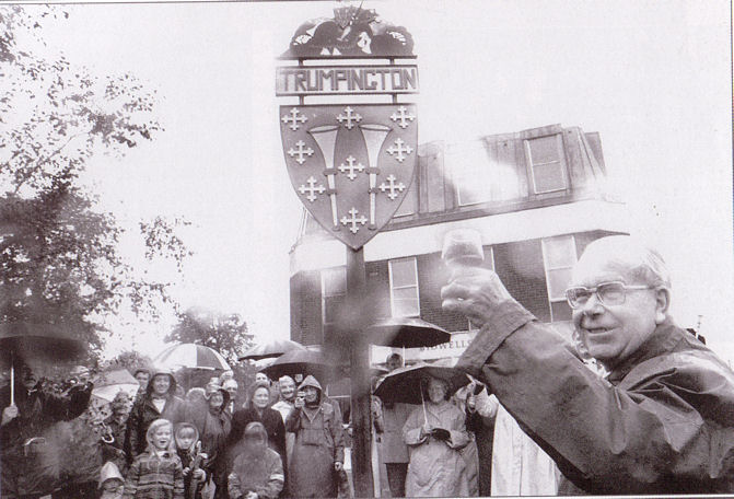 Unveiling of the original village sign by Stan Newell, 1987. Photo: Cambridge Evening News, reproduced in Trumpington Past & Present, p. 133.