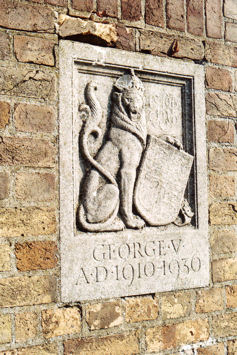 The heraldic panel with lion on the left-hand pillar in front of the Pavilion. Photo: Andrew Roberts, 27 September 2008.