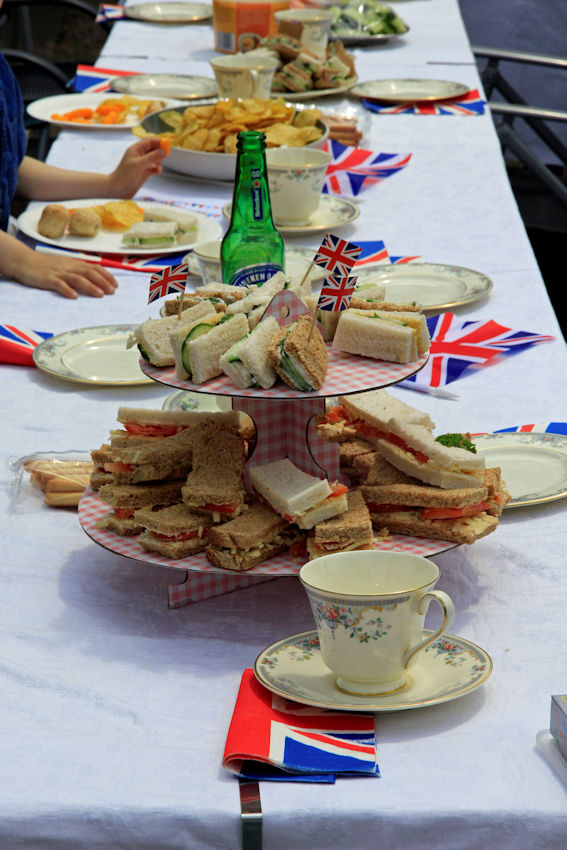 Picnic at the Exeter Close Street Party for the Platinum Jubilee, 3 June 2022. Photo: Anna Nicholson, 3 June 2022.