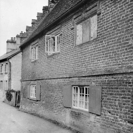 The ‘Old House’ with Dutch roof and rings under the eaves, Church Lane. Percy Robinson collection.