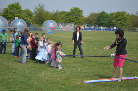 Children’s tug-of-war during the Royal Wedding celebration at Trumpington Pavilion. Photo: Andrew Roberts, 29 April 2011.