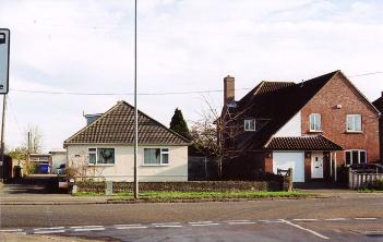 A surviving example of a bungalow (77a Shelford Road), alongside the house which replaced another bungalow in the late 1990s (79 Shelford Road). Photo: Andrew Roberts, 27 January 2008.