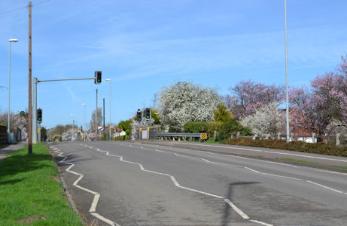 The approach to the railway bridge/busway bridge, Shelford Road. Photo: Andrew Roberts, 13 March 2017.
