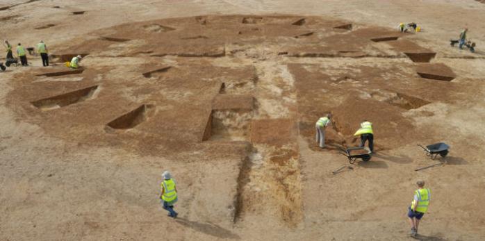 Work underway on one of the Neolithic monuments excavated in 2010. Source: © Cambridge Archaeological Unit.