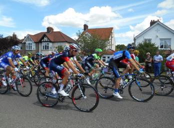 The peloton on Shelford Road. Photo: Wendy Roberts, 7 July 2014.
