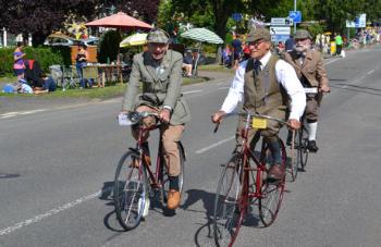 Vintage cyclists on Shelford Road prior to the race. Photo: Andrew Roberts, 7 July 2014.