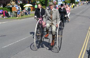 Vintage cyclists on Shelford Road prior to the race. Photo: Andrew Roberts, 7 July 2014.