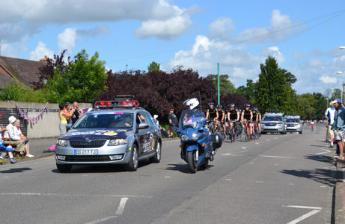 Les Cadets Juniors on Shelford Road prior to the race, 10 am. Photo: Andrew Roberts, 7 July 2014.