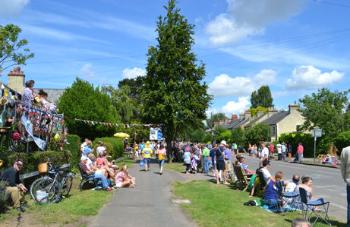Waiting for the race on Shelford Road, 11 am. Photo: Andrew Roberts, 7 July 2014.