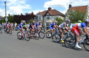 The peloton on Shelford Road. Photo: Andrew Roberts, 7 July 2014.