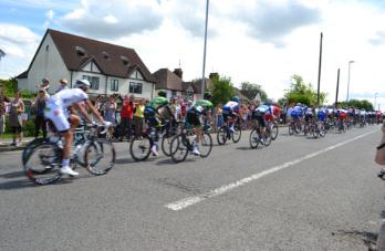 The peloton going towards the bridge on Shelford Road. Photo: Andrew Roberts, 7 July 2014.