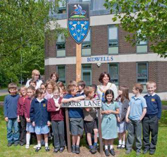 Councillor Sheila Stuart, the Mayor of Cambridge, and local children from Fawcett School, at the unveiling of the new village sign, 15 June 2010. Photo: Stephen Brown.
