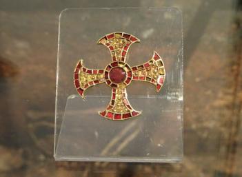 The display about the Trumpington Cross at the Museum of Archaeology and Anthropology: the Cross. Photo: Andrew Roberts, 9 February 2018.