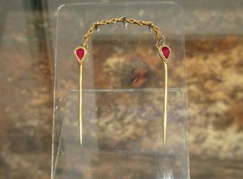 The display about the Trumpington Cross at the Museum of Archaeology and Anthropology: gold and garnet pins and chain. Photo: Andrew Roberts, 9 February 2018.
