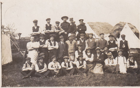 Postcard of a group of around 30 men, 1911.