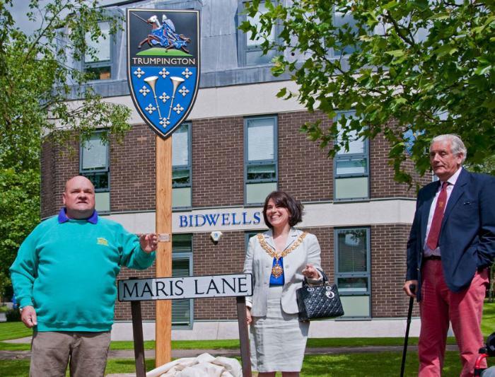 Graham Bass, Chairman of the Residents’ Association, Councillor Sheila Stuart, the Mayor of Cambridge, and Antony Pemberton, at the unveiling of the new village sign, 15 June 2010. Photo: Stephen Brown.