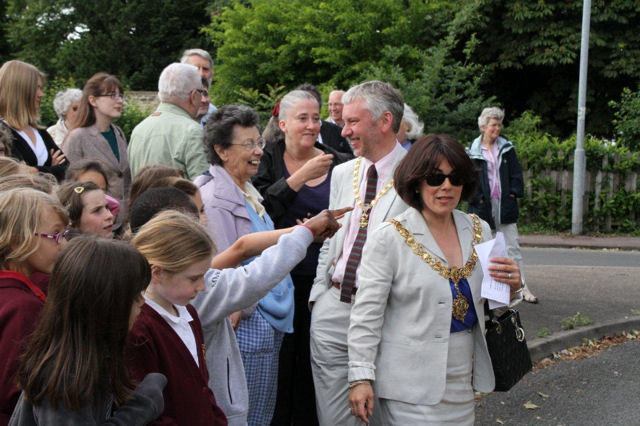 Councillor Sheila Stuart, the Mayor of Cambridge, and Bruce Stuart, with participants, at the unveiling of the new village sign, 15 June 2010. Photo: Martin Jones.