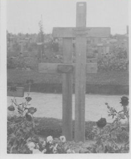 Frank Mynott�s grave in Belgium before the CWGC headstone was in place. Photo: Josephine Kitson.