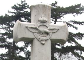 Early RAF badge on grave of Gerald Hugh Smyth. Photo, Arthur Brookes. 2009.